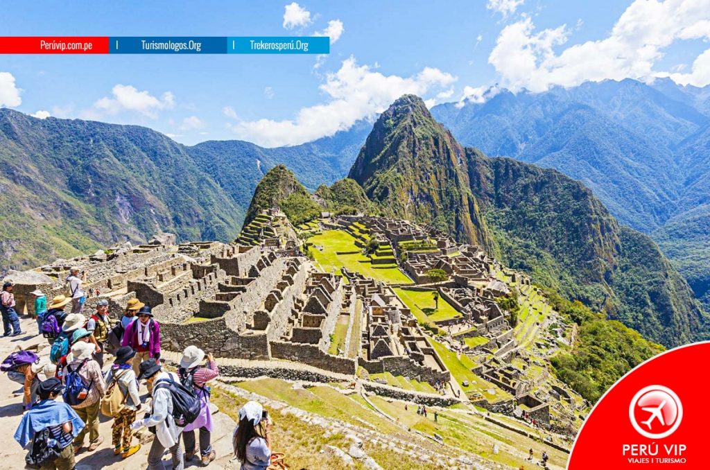 Peru, Cuzco, Machu Picchu, Tourists visit old ruins of machupicchu. (Photo by: JTB/UIG via Getty Images) (Photo by: JTB Photo/UIG via Getty Images)